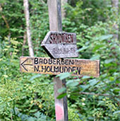 Skylt vid Norra Holmudden, som visar vägen till Badberget.