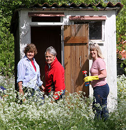 Margareta, Birgitta och Åsa synar utedasset innan de bestämmer hur jobbet ska fördelas