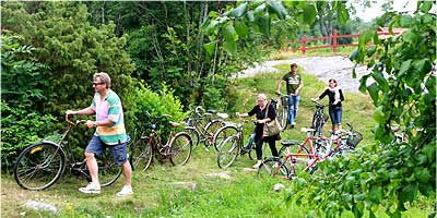 Många kom cyklande till årsmötet 2011 i det sköna sommarvädret.