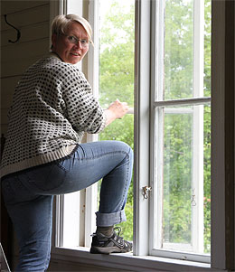 Lisa tar direkt på sig uppgiften att tvätta fönstren  på östsidan.