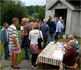 Härligt sommarväder inför årets möte när deltagarna registreras.