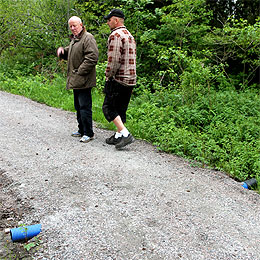 Lars Envall och Stefan Dahl inspekterar utfört arbete