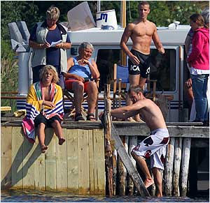 Tre killar som både deltog i dagens tävlingssegling och tättissimning.