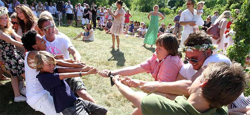 Dragkamp på midsommarängen år 2010
